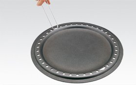 The non-stick lining of the ultra-hard titanium oxide base will last up to 40 times longer than traditional non-stick linings. 